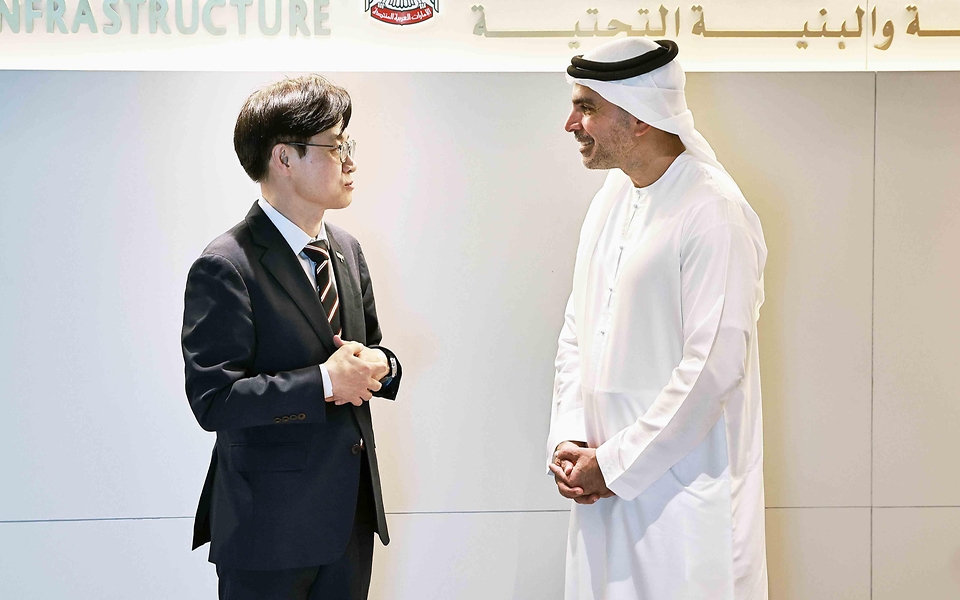 김정관 산업통상부 장관이 6월 16일(현지 시간) 아랍에미리트(UAE) 에너지인프라부를 방문해, 셰리프 살림 알 올라마(Sharif Salim Al Olama) 에너지인프라부 차관 등 UAE 원전 관련 핵심 기관 고위급 인사들과의 면담을 갖고, 바라카 원전 운영의 전주기 협력 심화를 위해 진행하고 있는 핵연료의 안정적 수급, 원전 정비 협력 강화, 원전 운영의 인공지능(AI)·디지털전환(DT) 적용 확대에 관한 양국 기업 간 협력 프로젝트 추진 현황을 점검하고 향후 사업 구체화 방안 등을 논의하고 있다.