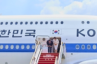 G7 정상회의와 유럽 순방을 마치고 귀국한 이재명 대통령과 김혜경 여사가 6월 18일 성남 서울공항에 도착한 공군 1호기에서 환영객에게 인사하고 있다.