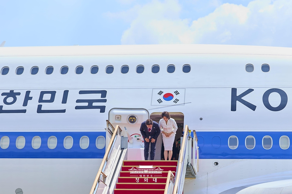 G7 정상회의와 유럽 순방을 마치고 귀국한 이재명 대통령과 김혜경 여사가 6월 18일 성남 서울공항에 도착한 공군 1호기에서 환영객에게 인사하고 있다.