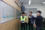 홍지선 국토교통부 제2차관이 6월 18일 경기 수원 국도 43호선 망포지하차도를 방문해 여름철 지하차도 침수 안전 예방대책 상황을 점검하고 있다.