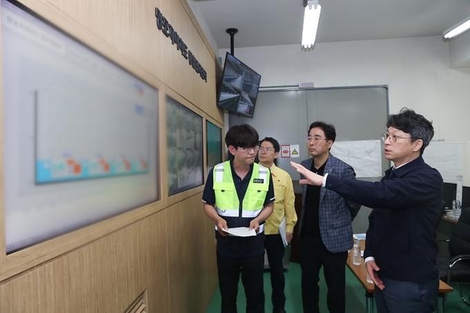 홍지선 국토교통부 제2차관이 6월 18일 경기 수원 국도 43호선 망포지하차도를 방문해 여름철 지하차도 침수 안전 예방대책 상황을 점검하고 있다.