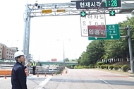 홍지선 국토교통부 제2차관이 6월 18일 경기 수원 국도 43호선 망포지하차도를 방문해 여름철 지하차도 침수 안전 예방대책 상황을 점검하고 있다.