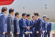 G7 정상회의와 유럽 순방을 마치고 귀국한 이재명 대통령이 6월 18일 성남 서울공항에서 환영나온 더불어민주당 정청래 대표와 인사하고 있다.