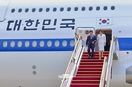 G7 정상회의와 유럽 순방을 마치고 귀국한 이재명 대통령과 김혜경 여사가 6월 18일 성남 서울공항에 도착한 공군 1호기에서 이동하고 있다.
