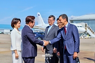 G7 정상회의와 유럽 순방을 마친 이재명 대통령과 김혜경 여사가 6월 17일(현지 시간) 스위스 제네바 공항에서 환송객과 인사를 하고 있다.