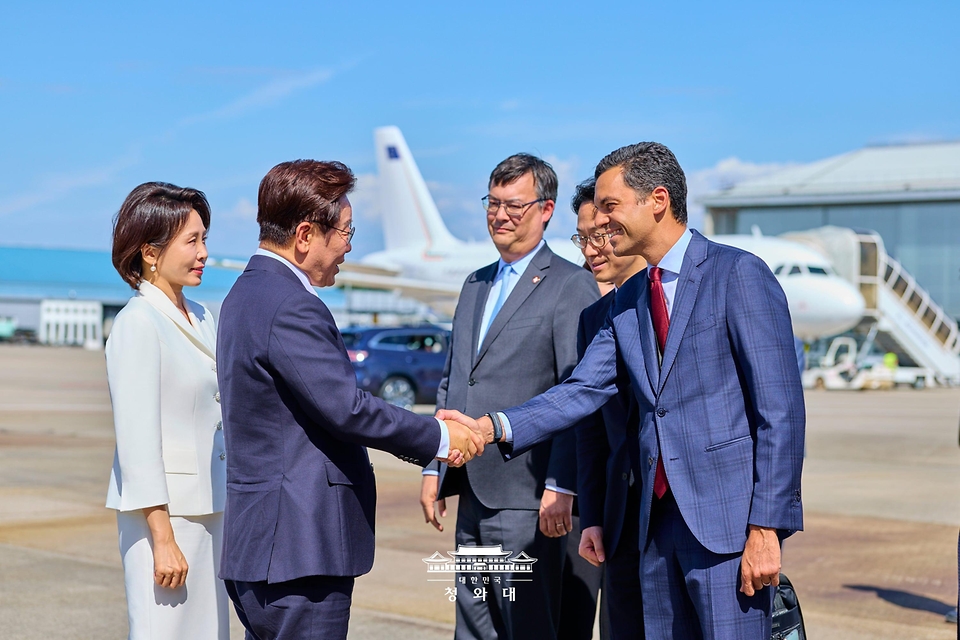 G7 정상회의와 유럽 순방을 마친 이재명 대통령과 김혜경 여사가 6월 17일(현지 시간) 스위스 제네바 공항에서 환송객과 인사를 하고 있다.