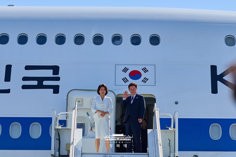 G7 정상회의와 유럽 순방을 마친 이재명 대통령과 김혜경 여사가 6월 17일(현지 시간) 스위스 제네바 공항 공군 1호기에서 환송객에게 인사를 하고 있다.