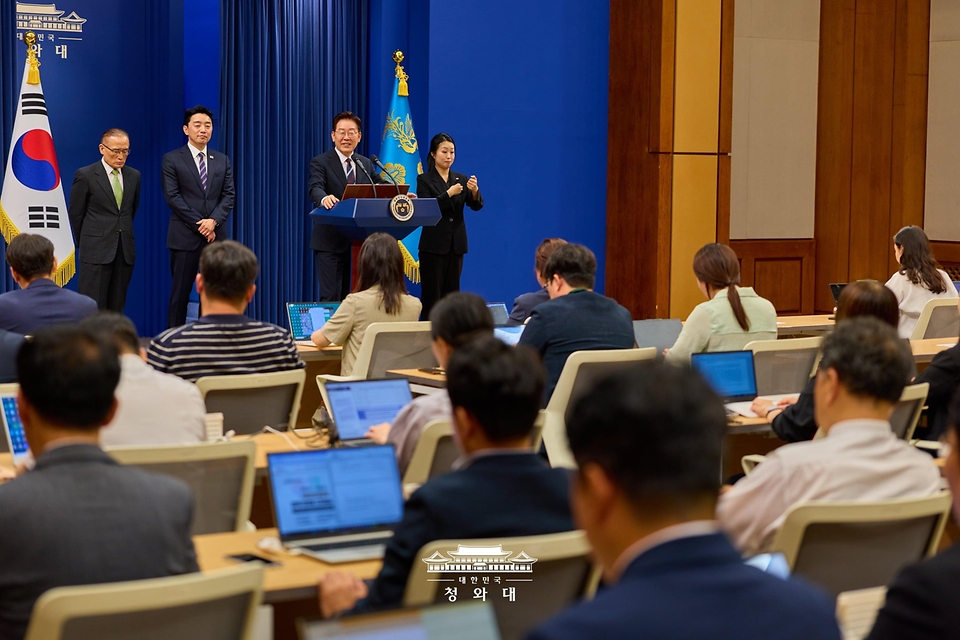 이재명 대통령이 6월 19일 청와대 춘추관에서 열린 G7참석·유럽순방 결과 브리핑에서 취재진 질문에 답하고 있다.