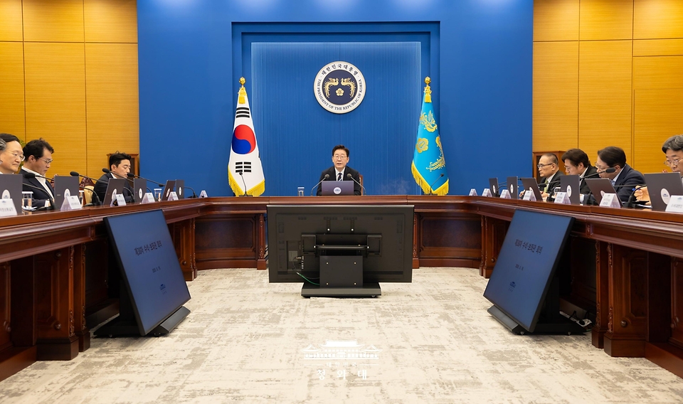 이재명 대통령이 6월 19일 청와대에서 열린 수석보좌관회의에서 발언하고 있다.