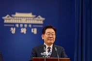 이재명 대통령이 6월 19일 청와대 춘추관에서 열린 G7참석·유럽순방 결과 브리핑에서 취재진 질문에 답하고 있다.