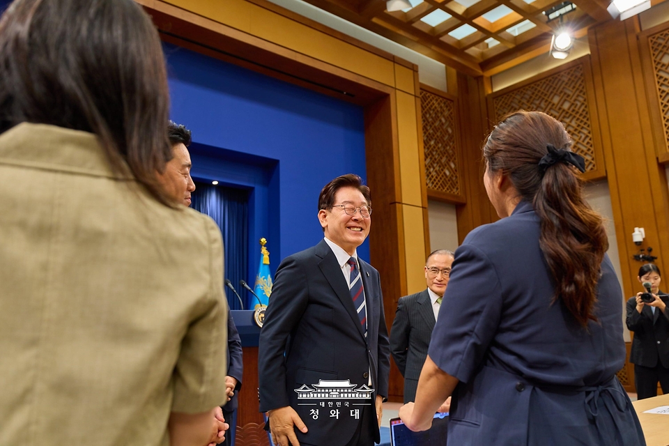 이재명 대통령이 6월 19일 청와대 춘추관에서 열린 G7참석·유럽순방 결과 브리핑에서 취재진과 인사하고 있다.