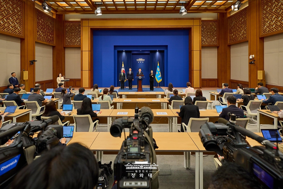 이재명 대통령이 6월 19일 청와대 춘추관에서 G7참석·유럽순방 결과 브리핑을 하고 있다.