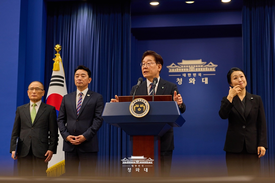 이재명 대통령이 6월 19일 청와대 춘추관에서 열린 G7참석·유럽순방 결과 브리핑에서 취재진 질문에 답하고 있다.
