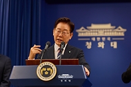 이재명 대통령이 6월 19일 청와대 춘추관에서 열린 G7참석·유럽순방 결과 브리핑에서 취재진 질문에 답하고 있다.