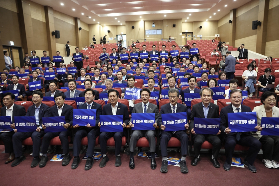 김민석 국무총리가 6월 21일 국회 의원회관에서 열린 민주당 6·3 지방선거 단체장 당선자 워크숍에 참석, 축사를 하고 있다.