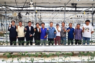 송미령 농림축산식품부 장관이 정성호 법무부 장관과 6월 19일 경기도 양주시 외국인 계절노동 현장을 함께 방문하여 외국인 계절노동자의 외국인등록 현장 지원을 위한 '찾아가는 이동 출입국' 운영 현황과 계절노동자의 근로·생활 환경을 점검하고 있다.