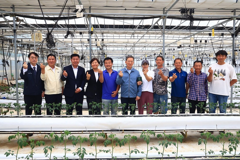 송미령 농림축산식품부 장관이 정성호 법무부 장관과 6월 19일 경기도 양주시 외국인 계절노동 현장을 함께 방문하여 외국인 계절노동자의 외국인등록 현장 지원을 위한 '찾아가는 이동 출입국' 운영 현황과 계절노동자의 근로·생활 환경을 점검하고 있다.