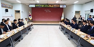 송미령 농림축산식품부 장관이 정성호 법무부 장관과 6월 19일 경기도 양주시 외국인 계절노동 현장을 함께 방문하여 외국인 계절노동자의 외국인등록 현장 지원을 위한 '찾아가는 이동 출입국' 운영 현황과 계절노동자의 근로·생활 환경을 점검하고 있다.