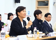 송미령 농림축산식품부 장관이 정성호 법무부 장관과 6월 19일 경기도 양주시 외국인 계절노동 현장을 함께 방문하여 외국인 계절노동자의 외국인등록 현장 지원을 위한 '찾아가는 이동 출입국' 운영 현황과 계절노동자의 근로·생활 환경을 점검하고 있다.