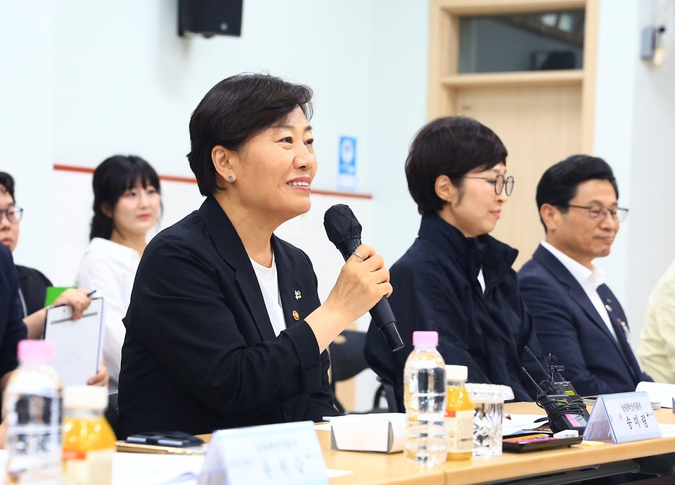 송미령 농림축산식품부 장관이 정성호 법무부 장관과 6월 19일 경기도 양주시 외국인 계절노동 현장을 함께 방문하여 외국인 계절노동자의 외국인등록 현장 지원을 위한 '찾아가는 이동 출입국' 운영 현황과 계절노동자의 근로·생활 환경을 점검하고 있다.