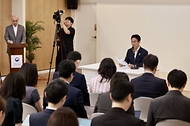 김민석 국무총리가 6월 22일 세종대로 정부서울청사에서 열린 출입기자 간담회에서 발언을 하고 있다.