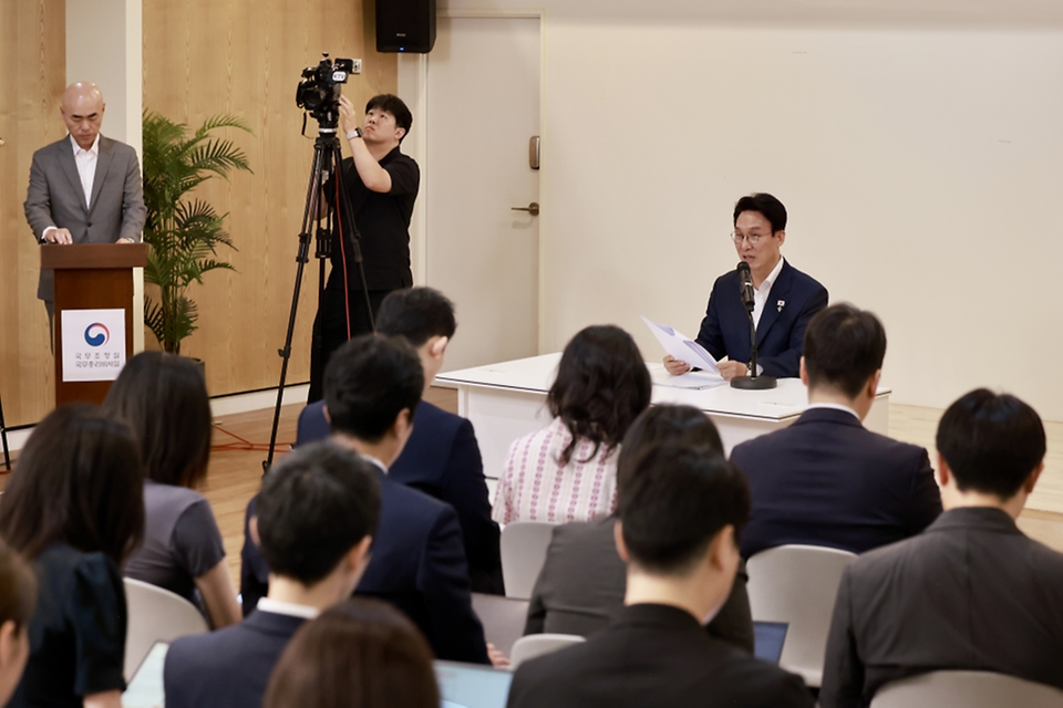 김민석 국무총리가 6월 22일 세종대로 정부서울청사에서 열린 출입기자 간담회에서 발언을 하고 있다.