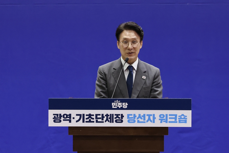 김민석 국무총리가 6월 21일 국회 의원회관에서 열린 민주당 6·3 지방선거 단체장 당선자 워크숍에 참석, 축사를 하고 있다.