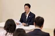 김민석 국무총리가 6월 22일 세종대로 정부서울청사에서 열린 출입기자 간담회에서 발언을 하고 있다.