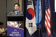 김민석 국무총리가 6월 21일 용산구 그랜드 하얏트 서울에서 열린 한미우호 평화 콘퍼런스에 참석, 축사를 하고 있다.