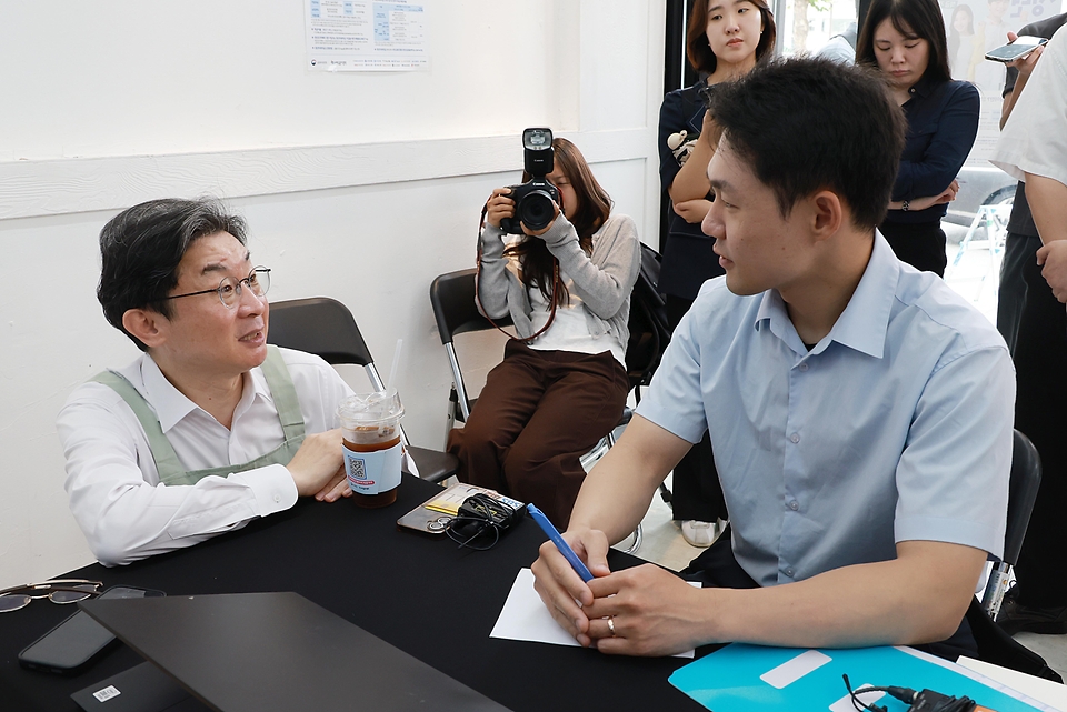 이억원 금융위원장이 청년미래적금 가입 신청 첫날인 6월 22일 서울 성수동에서 출근길 청년들에게 직접 커피를 나워주며 청년미래적금을 적극 홍보하고 있다.
