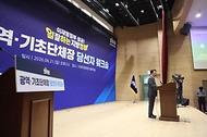 김민석 국무총리가 6월 21일 국회 의원회관에서 열린 민주당 6·3 지방선거 단체장 당선자 워크숍에 참석, 축사를 하고 있다.