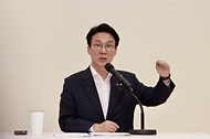 김민석 국무총리가 6월 22일 세종대로 정부서울청사에서 열린 출입기자 간담회에서 발언을 하고 있다.