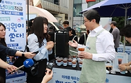 이억원 금융위원장이 청년미래적금 가입 신청 첫날인 6월 22일 서울 성수동에서 출근길 청년들에게 직접 커피를 나워주며 청년미래적금을 적극 홍보하고 있다.