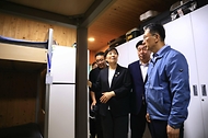 송미령 농림축산식품부 장관이 정성호 법무부 장관과 6월 19일 경기도 양주시 외국인 계절노동 현장을 함께 방문하여 외국인 계절노동자의 외국인등록 현장 지원을 위한 '찾아가는 이동 출입국' 운영 현황과 계절노동자의 근로·생활 환경을 점검하고 있다.