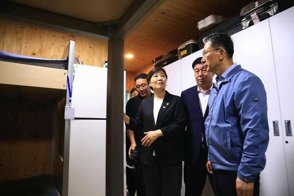 송미령 농림축산식품부 장관이 정성호 법무부 장관과 6월 19일 경기도 양주시 외국인 계절노동 현장을 함께 방문하여 외국인 계절노동자의 외국인등록 현장 지원을 위한 '찾아가는 이동 출입국' 운영 현황과 계절노동자의 근로·생활 환경을 점검하고 있다.