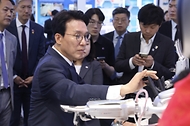 중국을 방문 중인 김민석 국무총리가 6월 23일(현지 시간) 중국의 실리콘밸리라고 불리는 베이징 하이뎬구 중관춘을 시찰하고 있다.
