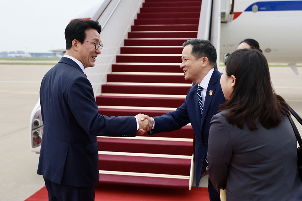 중국을 방문 중인 김민석 국무총리가 6월 23일(현지 시간) 베이징 수도 국제공항에서 환송 행사를 받고 있다.