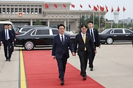 중국을 방문 중인 김민석 국무총리가 6월 23일(현지 시간) 베이징 수도 국제공항에서 환송 행사를 받고 있다.