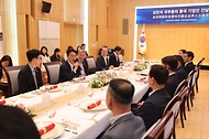 김민석 국무총리가 6월 22일(현지 시간) 중국 베이징 주중 한국대사관저에서 열린 중국 기업인 간담회에서 발언을 하고 있다.
