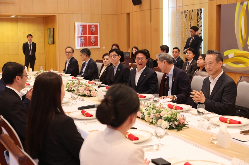 김민석 국무총리가 6월 22일(현지 시간) 중국 베이징 주중 한국대사관저에서 열린 중국 기업인 간담회에서 발언을 하고 있다.