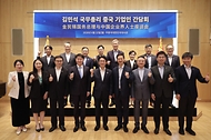 김민석 국무총리가 6월 22일(현지 시간) 중국 베이징 주중 한국대사관저에서 열린 중국 기업인 간담회에서 발언을 하고 있다.