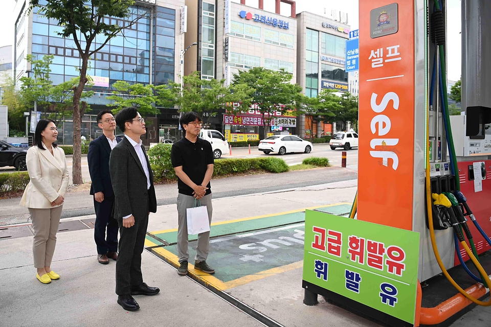 김정관 산업통상부 장관이 6월 22일 1호로 선정된 충북 청주시에 위치한 SK오해피주유소를 방문해, '착하디착한 주유소' 선정 현판 증정식을 갖고 주유소 운영현황 및 애로사항을 청취하고 있다.