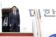 김민석 국무총리가 중국에서 열리는 국제 행사인 하계 세계경제포럼(WEF) 연례회의(하계 다보스포럼)에 참석하기 위해 6월 22일 성남 서울공항을 통해 출국을 하고 있다.