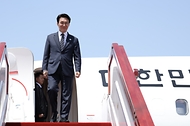 중국을 방문 중인 김민석 국무총리가 6월 23일(현지 시간) 다롄 공항에 도착, 환영 인사를 받고 있다.