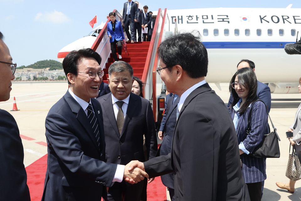 중국을 방문 중인 김민석 국무총리가 6월 23일(현지 시간) 다롄 공항에 도착, 환영 인사를 받고 있다.
