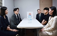 김정관 산업통상부 장관이 6월 22일 1호로 선정된 충북 청주시에 위치한 SK오해피주유소를 방문해, '착하디착한 주유소' 선정 현판 증정식을 갖고 주유소 운영현황 및 애로사항을 청취하고 있다.
