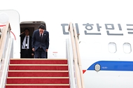 김민석 국무총리가 중국에서 열리는 국제 행사인 하계 세계경제포럼(WEF) 연례회의(하계 다보스포럼)에 참석하기 위해 6월 22일 성남 서울공항을 통해 출국을 하고 있다.