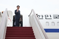 중국을 방문 중인 김민석 국무총리가 6월 23일(현지 시간) 베이징 수도 국제공항에서 환송 행사를 받고 있다.
