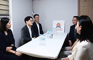 김정관 산업통상부 장관이 6월 22일 1호로 선정된 충북 청주시에 위치한 SK오해피주유소를 방문해, '착하디착한 주유소' 선정 현판 증정식을 갖고 주유소 운영현황 및 애로사항을 청취하고 있다.