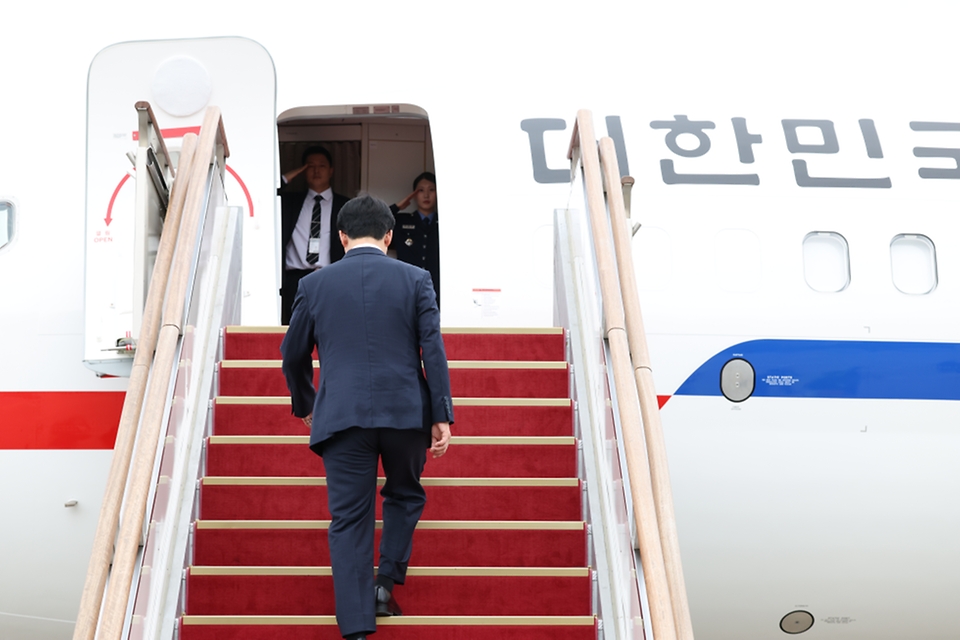김민석 국무총리가 중국에서 열리는 국제 행사인 하계 세계경제포럼(WEF) 연례회의(하계 다보스포럼)에 참석하기 위해 6월 22일 성남 서울공항을 통해 출국을 하고 있다.